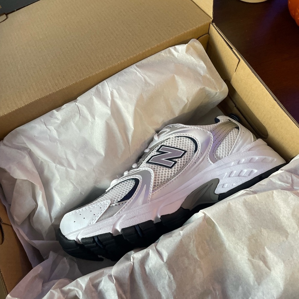 NEW BALANCE 530s mens 5 1/2 womens 7!! Never worn, brand new!!!
